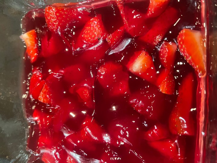 Making a Dye-Free Strawberry Jello&nbsp;Mold