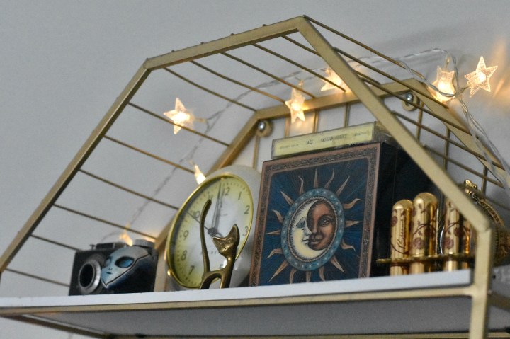 Whimsifying my Life: Trinket&nbsp;Shelf